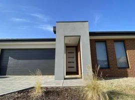 New 5-BRM Rental House Free Parking Wifi @Melton