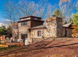 Spacious Pocono Getaway - Castle Blackberry, villa in Jim Thorpe