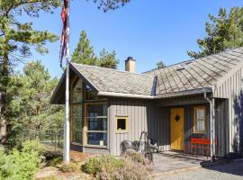 Beautiful Home In Hebnes With Kitchen、Hebnesの駐車場付きホテル