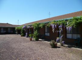 Birch Motel Tocumwal Previously Known as Kanimbla Motor Inn، فندق في توكوموال
