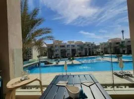 Mangroovy Ritzy, Cerulean appartement by the pool