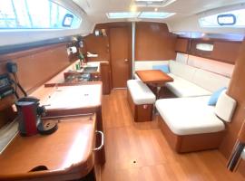 Expérience maritime sur un voilier à La Rochelle, hotel in La Rochelle