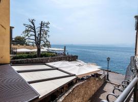 ApartmentsGarda - Residenza Dei Navigatori, hotel vicino alla spiaggia a Torri del Benaco