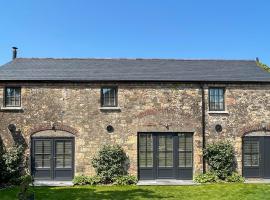 Converted Victorian Coach House with Hot Tub, holiday home in Stewartstown