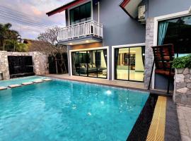 I am pool villa Pattaya no11: Ban Bang Saman şehrinde bir otoparklı otel
