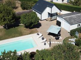 Gîte chalet-piscine "Belle-Etoile" Touraine Anjou, hotel in Courcelles-de-Touraine