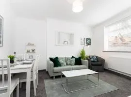 Modern centrally located 3 bed property with TVs in each bedroom super fast WiFi and crisp white hotel linen hosted by Our Home Short Stays