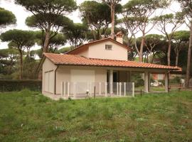 Villetta a 300 m dal mare con giardino e posto auto, hotel with parking in Marina di Castagneto Carducci