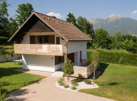 Private green getaway, villa i Bled