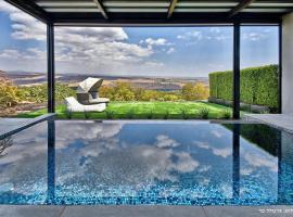 Y HOUSE SUITES, vila v destinaci Mishmār Hāyardin