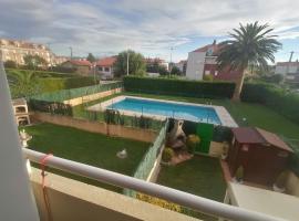 Apartamento céntrico con piscina y garaje, hotel with pools in Suances