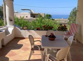 Casa Il Girasole, panoramica e a pochi passi dal centro di Malfa, ξενοδοχείο σε Malfa