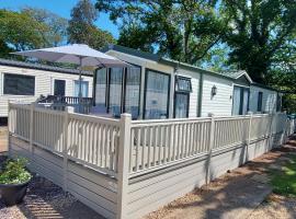 A fashionable caravan in a peaceful seaside town, prabangi stovyklavietė mieste Sandaunas