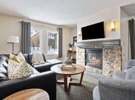 Blue Mountain Chalet Condo with Amazing Location, hotell sihtkohas Blue Mountains