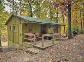 Matt Dillon Cabin about 1 Mile to Raystown Lake!, hotel pet friendly a Huntingdon
