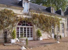 Gîte de groupe du Château de la Mézière, hotel in Lunay