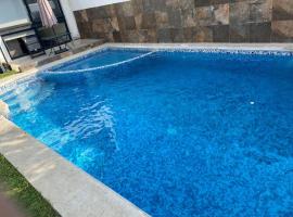 Casa sola con piscina climatizada hasta 18 huespedes, hôtel avec piscine à Cuernavaca