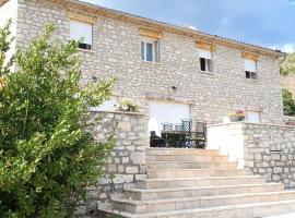 Chambres d'hôtes Le Prieuré, guest house in Noyers-sur-Jabron