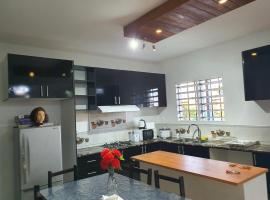 Family Homestay with 3 Bedrooms, habitación en casa particular en Suva