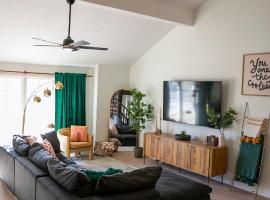 Fun 4 BR Rexburg Retreat and Game Room, Sleeps 12, hotel a Rexburg