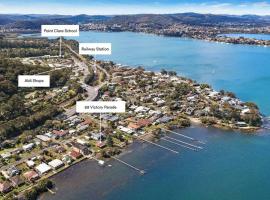 Seaside Cottage with Jetty, hotel in Point Clare