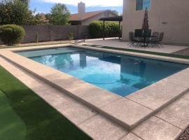Cozy Quiet two story home pool outdoor entertaining bbq, hotel v destinaci Chandler
