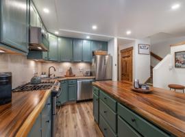 Northstar Village Condo Walk to Lifts 2 Full BA Excellent Location Hot-Tubs, căn hộ chung cư cao cấp ở Truckee