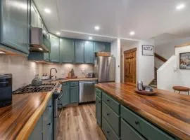 Northstar Village Condo Walk to Lifts 2 Full BA Excellent Location Hot-Tubs