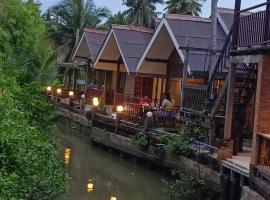 บ้านสุขใจ อัมพวา, hotel v destinaci Samut Songkhram