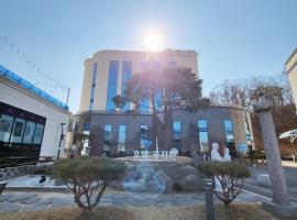 Hotel Gongjicheon, отель в городе Чхунчхон