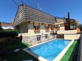 Villa Chalet con piscina y barbacoa pilsētā Polopa