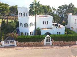 Villa mit Meerblick, Indoorpool und Wlan in Cala D' Or, hotel in Cala D'or