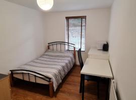 Luton, LU3 Double Ensuite room, hotel with parking in Luton
