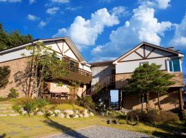 Casa Seorak Bed and Breakfast, villa in Sokcho