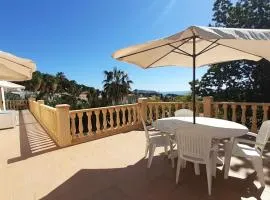 habitación con techo inclinado y vista al mar