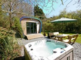 Sunridge EcoPod with Private Hot Tub, hotel s parkováním v destinaci Plymouth