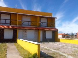 Recanto das Pedras - CASA Pedra Portuguesa - Com vista para o mar、ジャグァルナのホテル