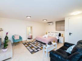 Cosy & Calm Central Getaway Modern Guest Suite by Midrachov 1 Queen Bed, holiday rental in Zikhron Ya‘aqov