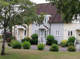 Lovely Lakeside lodge for families and friends, casa en South Cerney