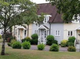 Lovely Lakeside lodge for families and friends