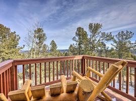 Woodland Park Home with Stunning Mountain Views, vacation home in Woodland Park
