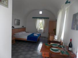 Sunrise Studios in Perissa, ξενοδοχείο στην Περίσσα