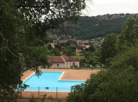 CONFORTABLE MAISON DANS VILLAGE VACANCES AVEC PISCINE A CAJARC, hotel en Cajarc