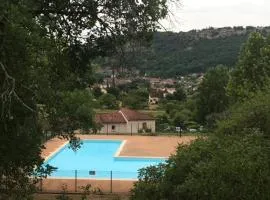 CONFORTABLE MAISON DANS VILLAGE VACANCES AVEC PISCINE A CAJARC