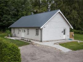 Beautiful and cosy house near the lake, hotel with parking in Olofström