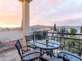 Apartments Villa Kameja – hotel w mieście Okrug Donji