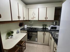 Apartamentos Atlas Terrassa IV (Les Escoles), hôtel à Terrassa près de : Real Club de Golf El Prat