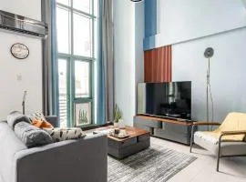 Stylish loft, 65 in UHDTV w Fast WiFi + Pool & Gym