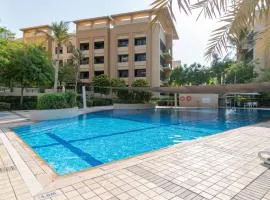 Vogue Stylish and Cozy in Greens Dubai, Three Bedroom Apartment with a Dedicated Work Space and Big balcony With full Amenities