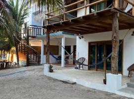 Cabañas las Palmas Chacahua, hotel in Yegüey